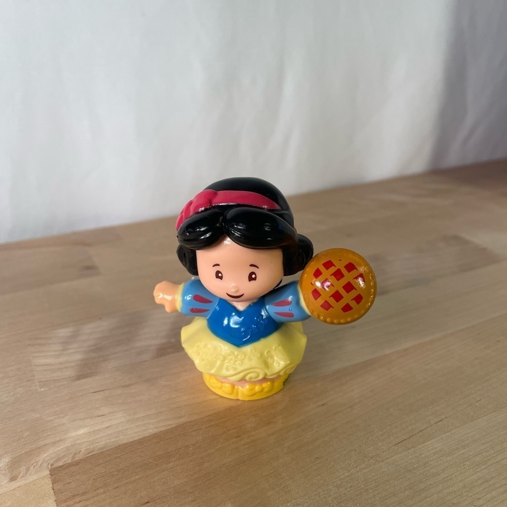 Little People Disney Princess Snow White with pie